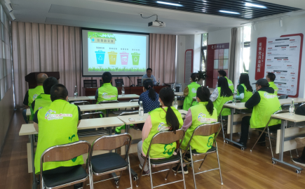 “双报到”党员进社区 垃圾分类我先行