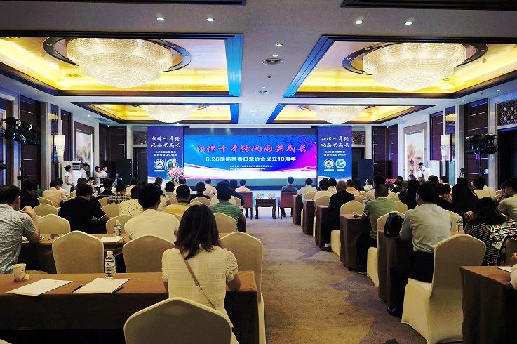 相伴十年路 风雨共成长