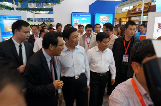 国家副主席李源潮视察南博会替代种植成效展示馆